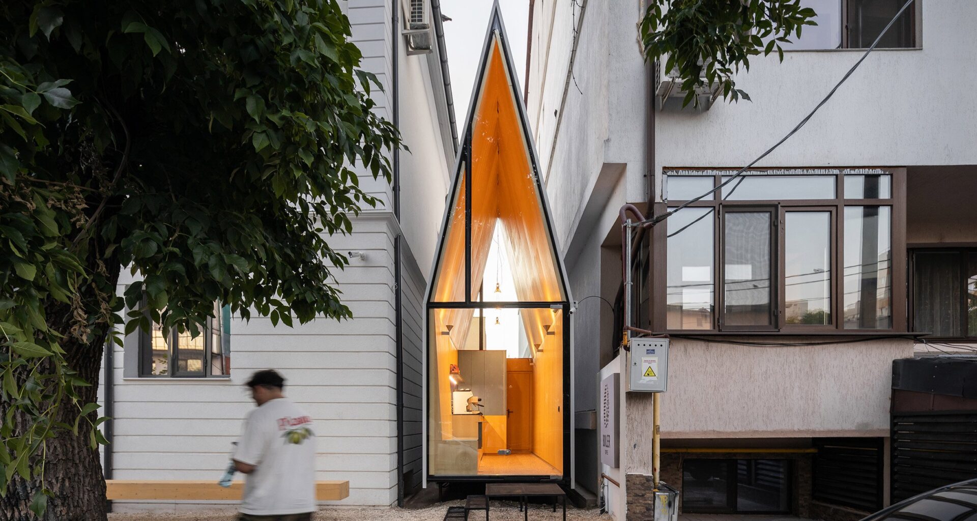Vinklu squeezes tiny cafe between buildings in Bucharest