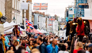 UK retail sales rise by 0.5% in August, ONS says