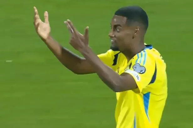 Alexander Isak showing eight fingers during Sweden's defeat to Kosovo