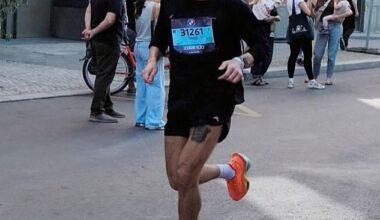 Harry Styles stunned onlookers as he went incognito to run the Berlin Marathon on Sunday, under the name of Sted Sarandos