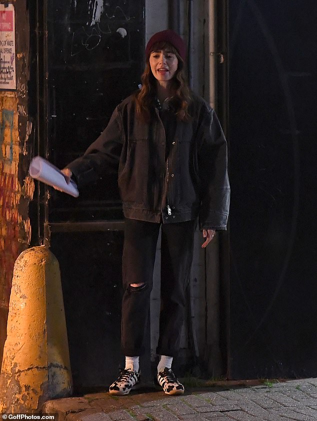 The actress could be seen gesturing while holding a bunch of papers as the cyclist sped away