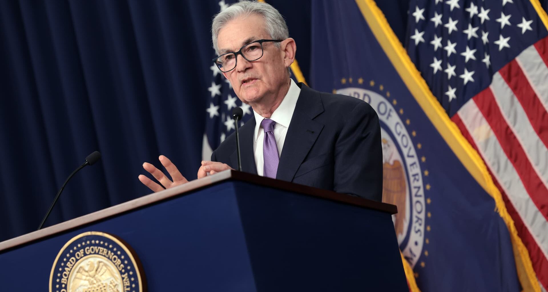 US economic activity, employment little changed in recent weeks, Fed says