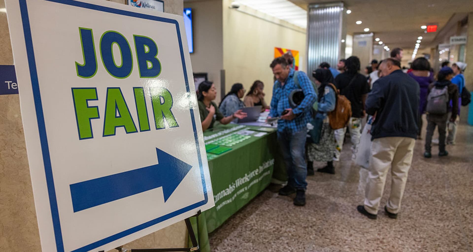 Jobless claims fall to 218,000, easing labor fears
