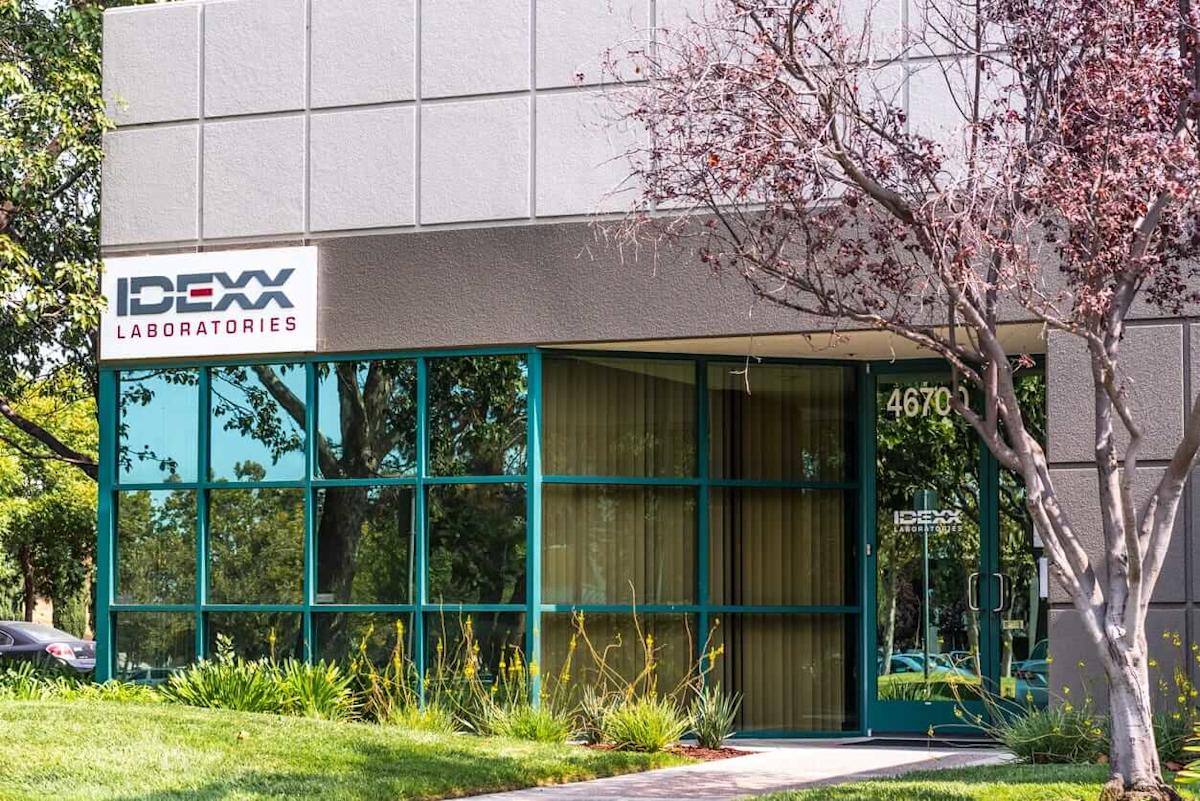 Is IDXX Outperforming the Healthcare Sector?
