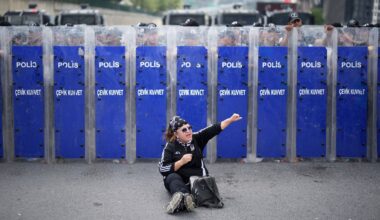 Turkey restricts internet access amid opposition party standoff