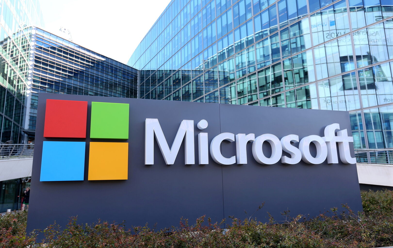 Microsoft warns of internet delays after Red Sea cable cuts