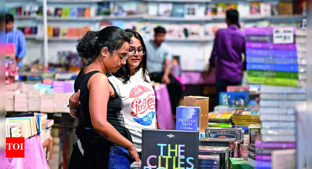 Diverse reads captivate visitors at Lucknow Book Fair | Lucknow News