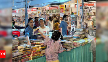 Hindi, Urdu patrons relish literary treats at book fair | Lucknow News