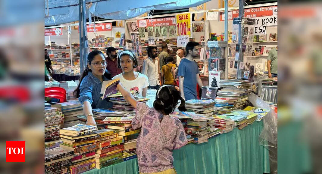 Hindi, Urdu patrons relish literary treats at book fair | Lucknow News