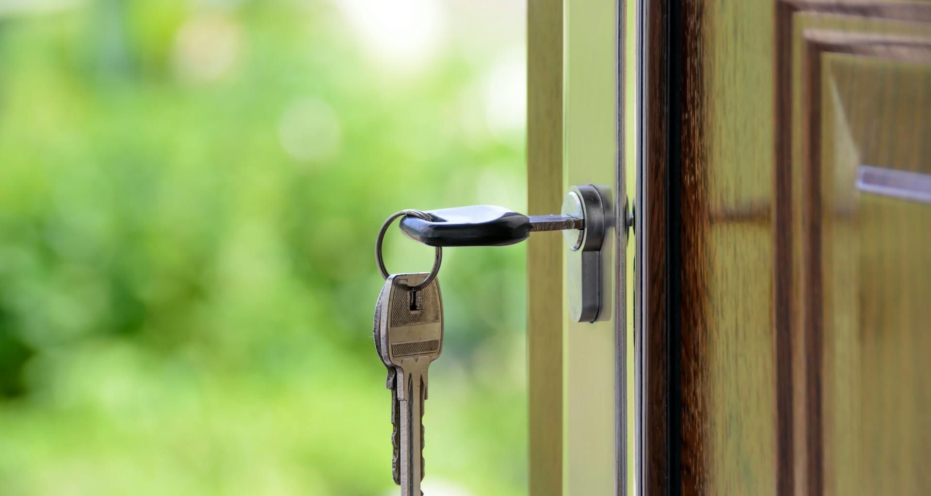Mortgage Rates Tumble, Borrowers Rejoice — But Is the…