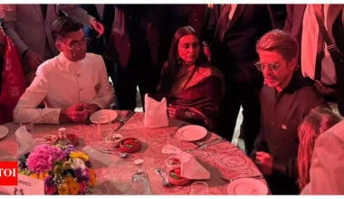Shah Rukh Khan, Rani Mukerji and Karan Johar dine at Rashtrapati Bhavan in UNSEEN photo; fan calls them 'pure Bollywood royalty' |