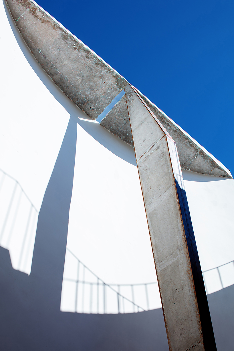 curving eaves top chinese residence’s courtyards and sky-well volumes by xian architects