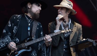 Dave Navarro Has 'Unclean Hands', Perry Farrell Claims in Response to Jane's Addiction $10 Million Lawsuit, Denying 'Each and Every Allegation' - Ultimate Guitar