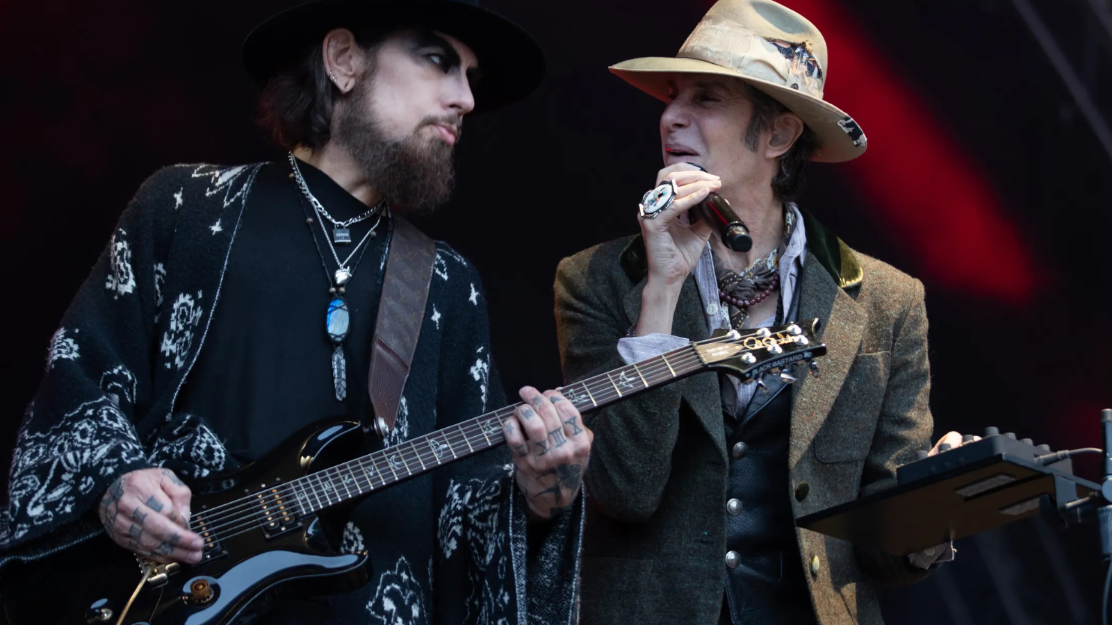 Dave Navarro Has 'Unclean Hands', Perry Farrell Claims in Response to Jane's Addiction $10 Million Lawsuit, Denying 'Each and Every Allegation' - Ultimate Guitar