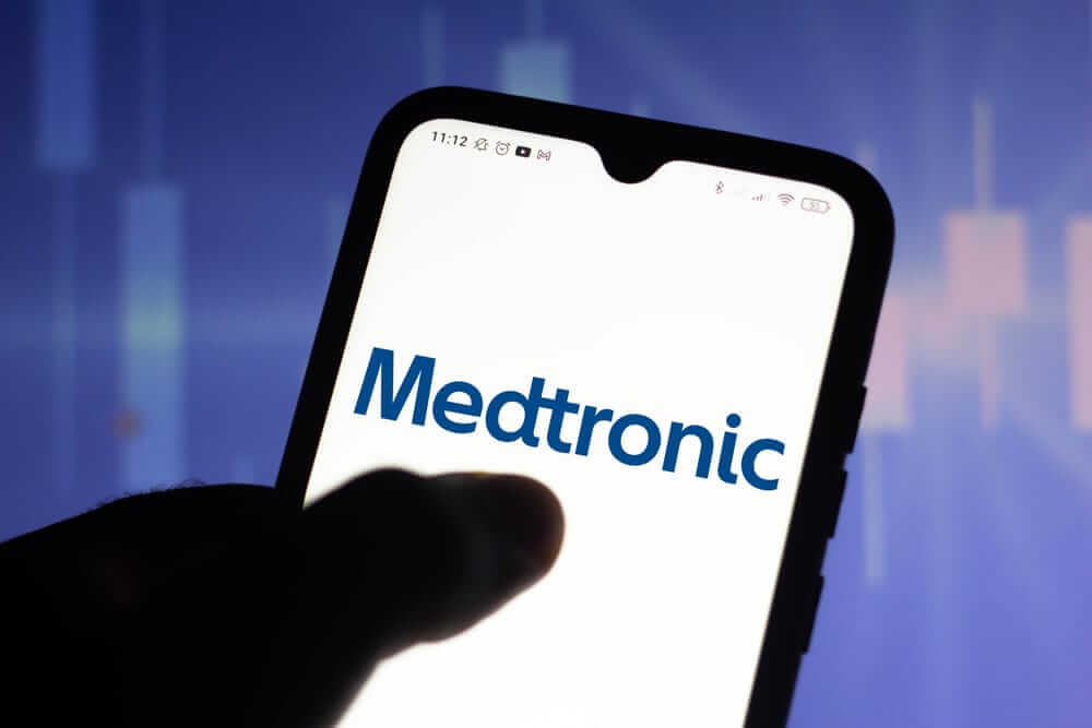 Is MDT Outperforming the Healthcare Sector?