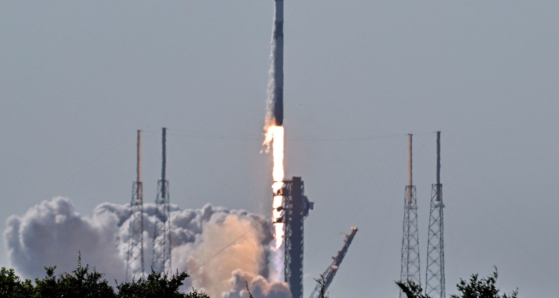 SpaceX expands Starlink satellite network with $17bn EchoStar deal | Telecommunications News