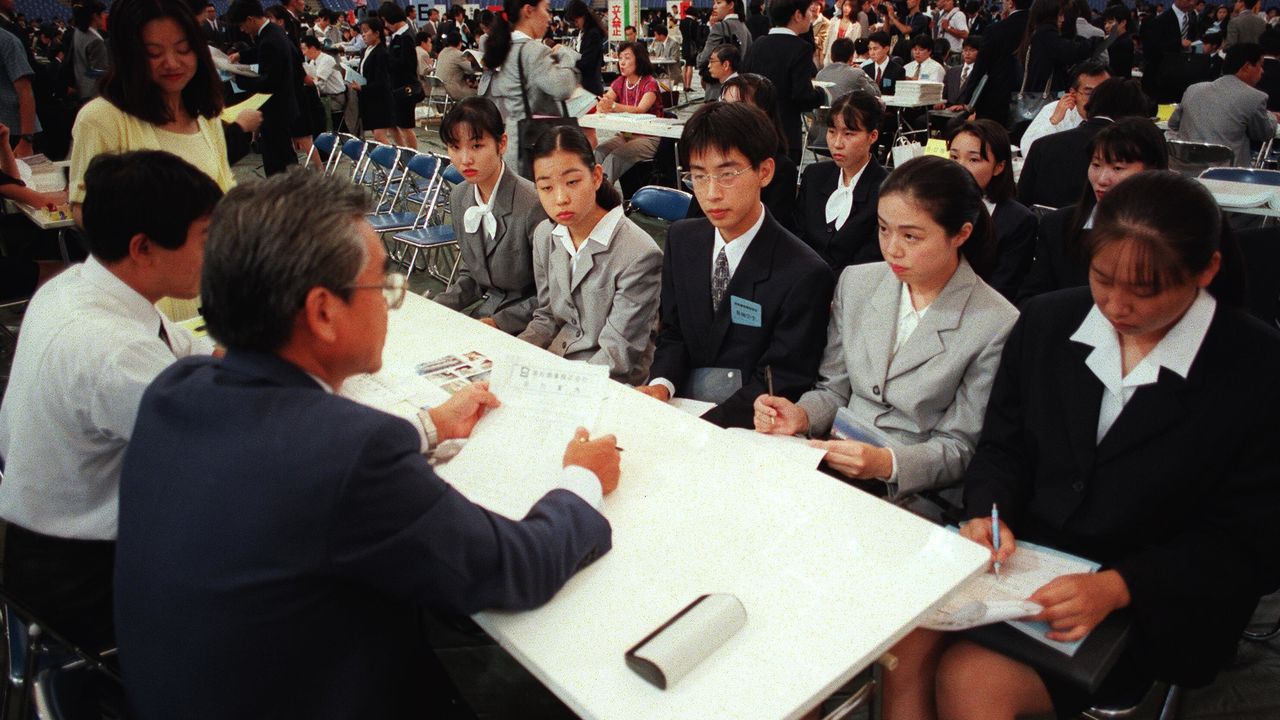 Retirement Crisis Facing Graduates of Japan’s Lost Decades