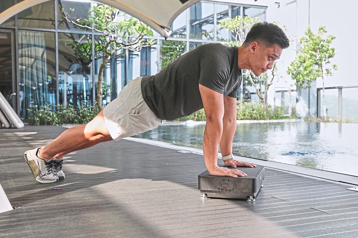 A vibrating workout that emulates skipping rope