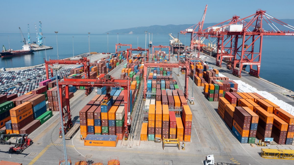 Türkiye's trade deficit shrinks to lowest level in nearly 4 years