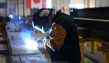 ‘Warning lights are flashing,’ economist says as unemployment hits 7.1% - National