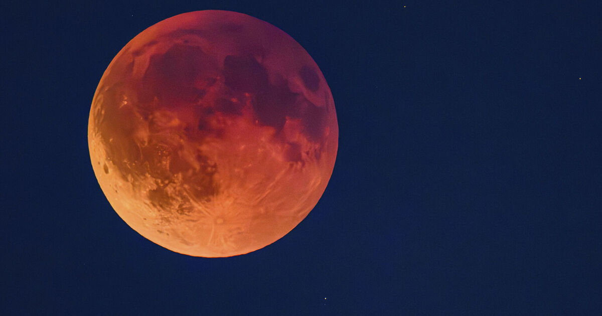 Total lunar eclipse 'blood moon' seen from across the globe