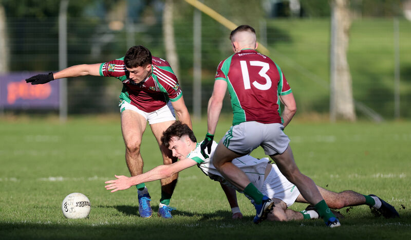  Pauric O'Sullivan and Matthew Bradley, Aghabullogue, hold off Cian Hegarty, Aghada. Picture: Jim Coughlan.