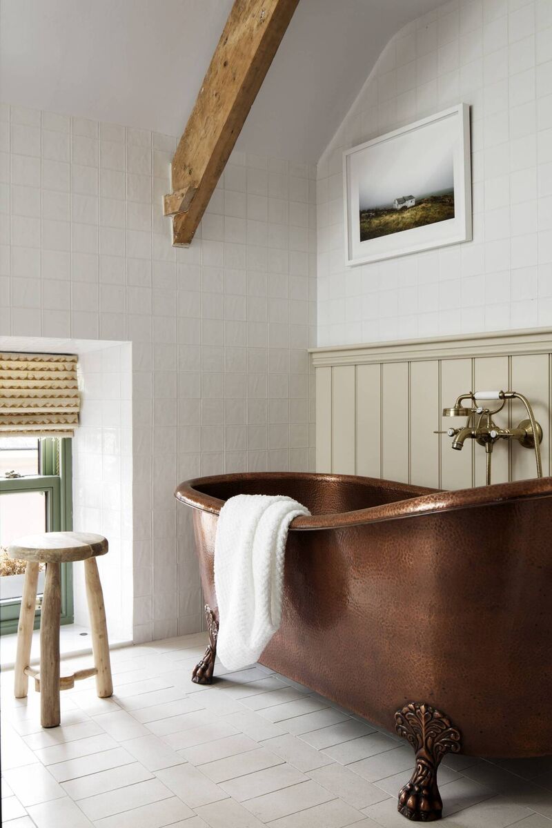 The copper bathtub adds a touch of luxe. The copper bathtub adds a touch of luxe.