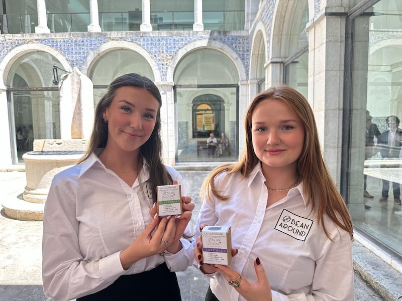 Sadhbh (23) and Aisling Wood (21) of Bean Around. Photograph: Éibhe Kehoe