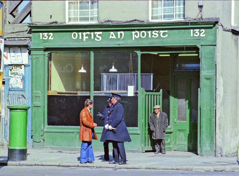 Helping with enquiries, Thomas Street - Bridgefoot Street, 1975. Photograph: Mick Brown