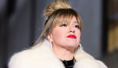 Kelly Clarkson Posts First Message After Ex Husbands Death