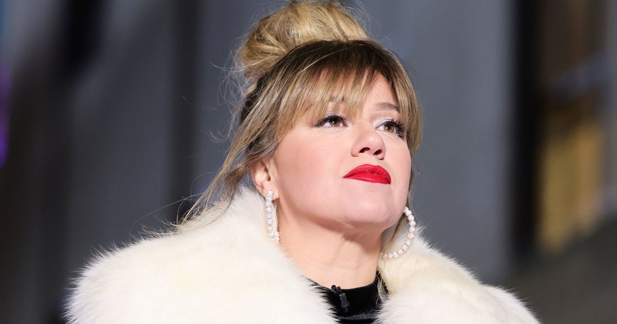 Kelly Clarkson Posts First Message After Ex Husbands Death