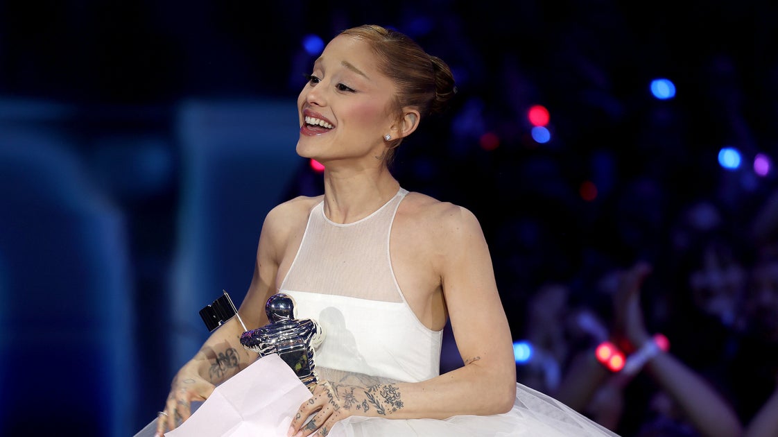Ariana Grande Can Barely Reach Too-Tall Mic When Accepting Major VMAs Honor