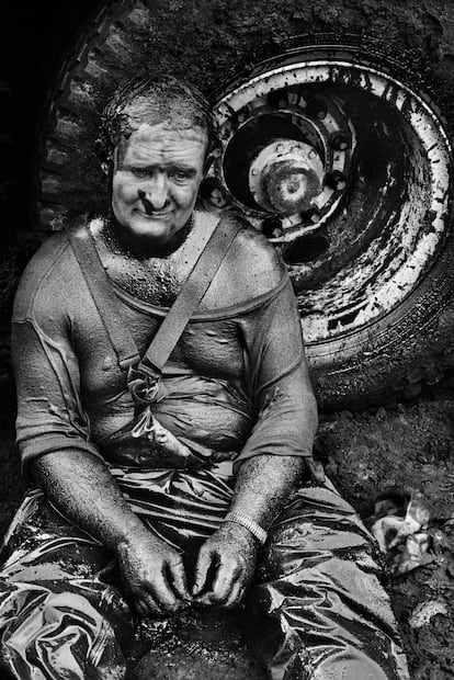 A worker at the Burgan oil field in Kuwait in 1991.