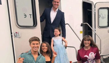 Bindi Irwin's Daughter Grace, 4, Wears Adorable Mini Blue Ballgown to Cheer on Uncle Robert at “Dancing with the Stars ”Premiere