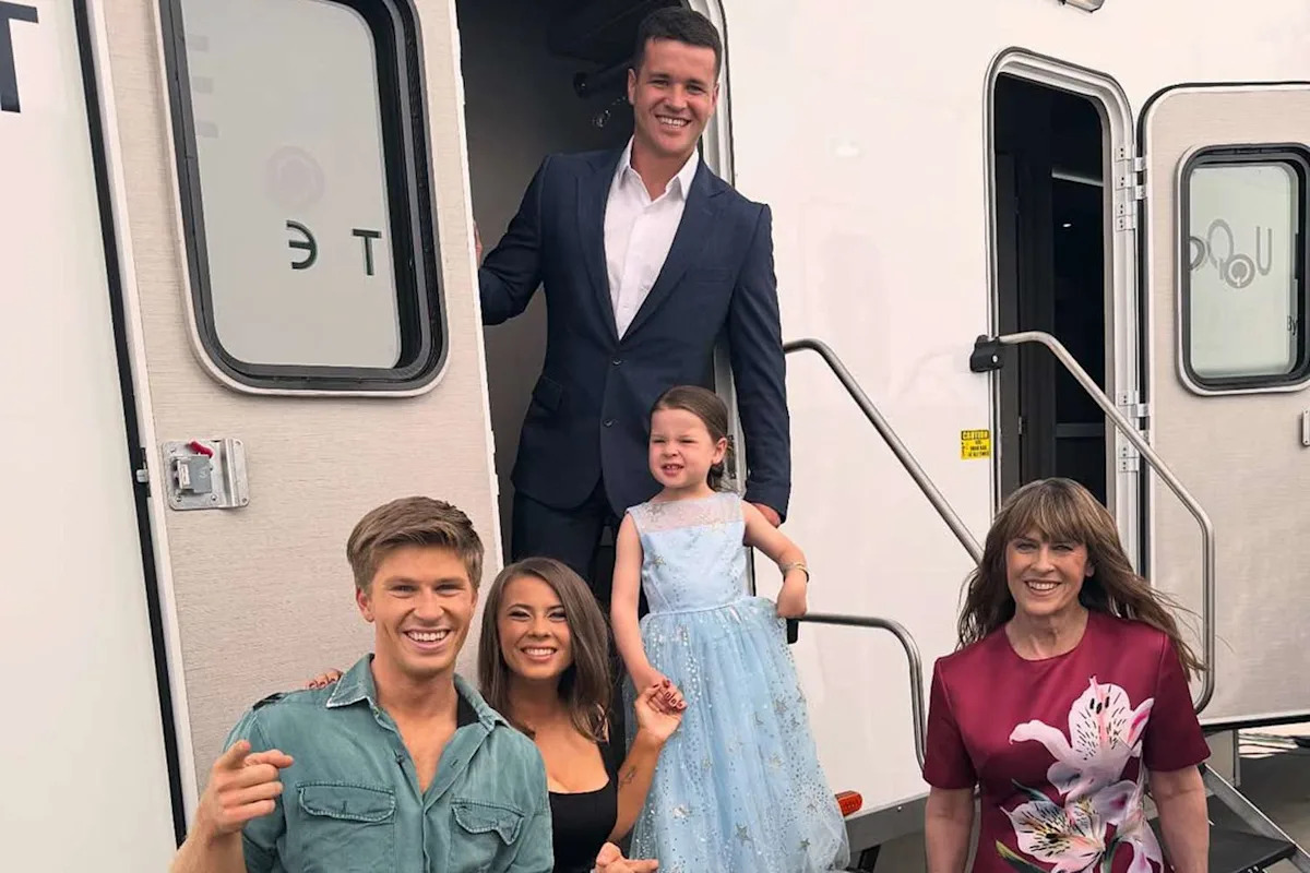 Bindi Irwin's Daughter Grace, 4, Wears Adorable Mini Blue Ballgown to Cheer on Uncle Robert at “Dancing with the Stars ”Premiere