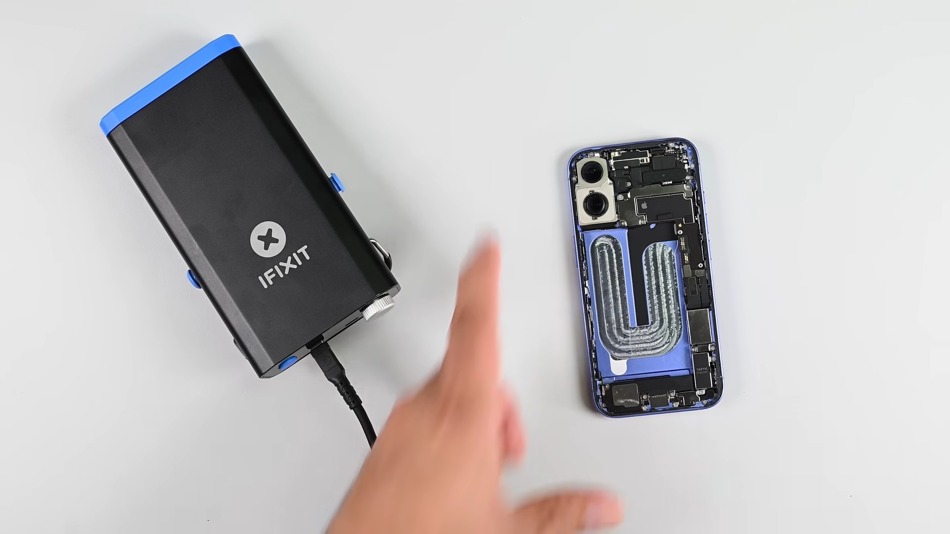 Apple iPhone 16 iFixit Teardown Battery removal (1)