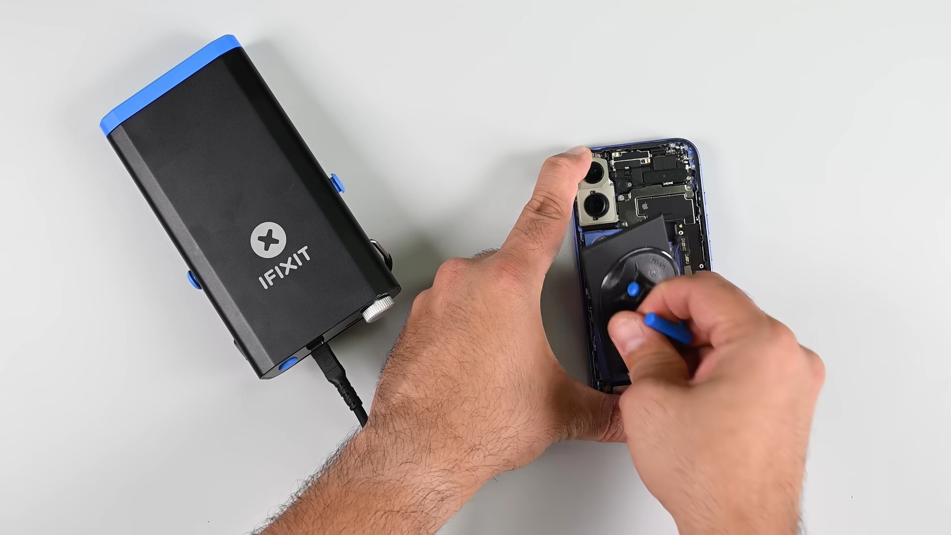 Apple iPhone 16 iFixit Teardown Battery removal (3)