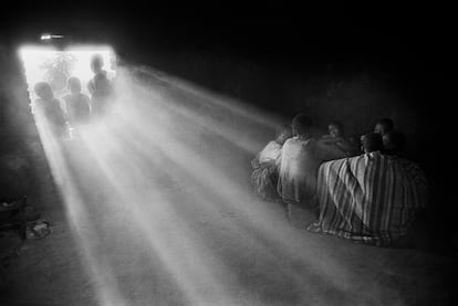 Children fleeing the war in South Sudan, on their way to refugee camps in northern Kenya (2003). Photograph from the 'Exodus' project.