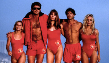 (L-R) Nicole Eggert, David Hasselhoff, Alexandra Paul, David Charvet and Pamela Anderson in 'Baywatch' season 3.