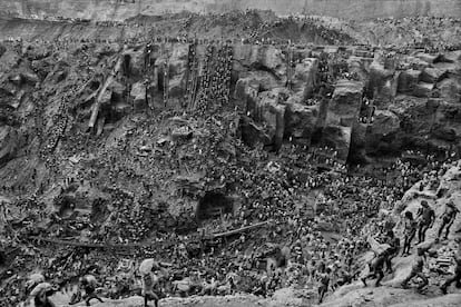 One of the images Salgado used in the mid-1980s to portray the work of the miners at Serra Pelada in the Brazilian Amazon, the project that brought him international acclaim.