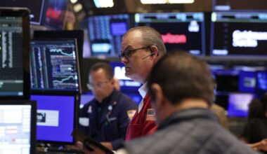 Stocks Close Lower as Tech Sector Slump Continues; Gold Surges to Record High