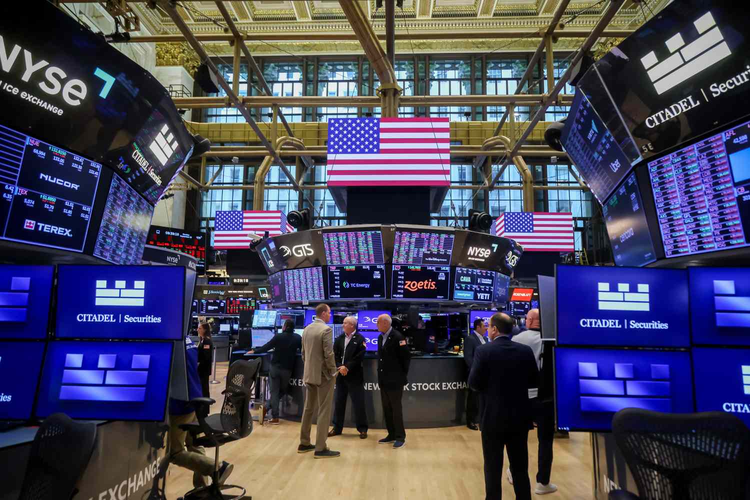 Major Stock Indexes Close Higher; Safe-Haven Gold Surges to Record Ahead of Govt. Shutdown Deadline