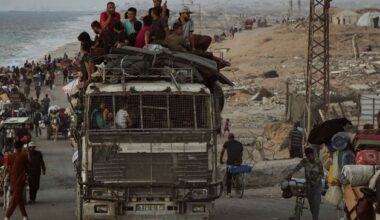 Israeli forces advance on areas of Gaza City amid major telecoms outage