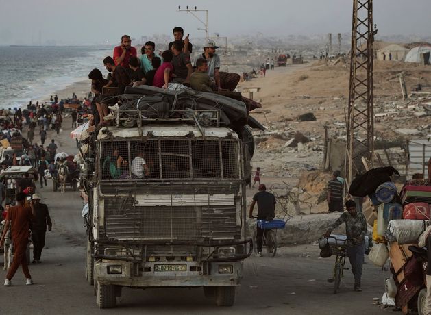 Israeli forces advance on areas of Gaza City amid major telecoms outage