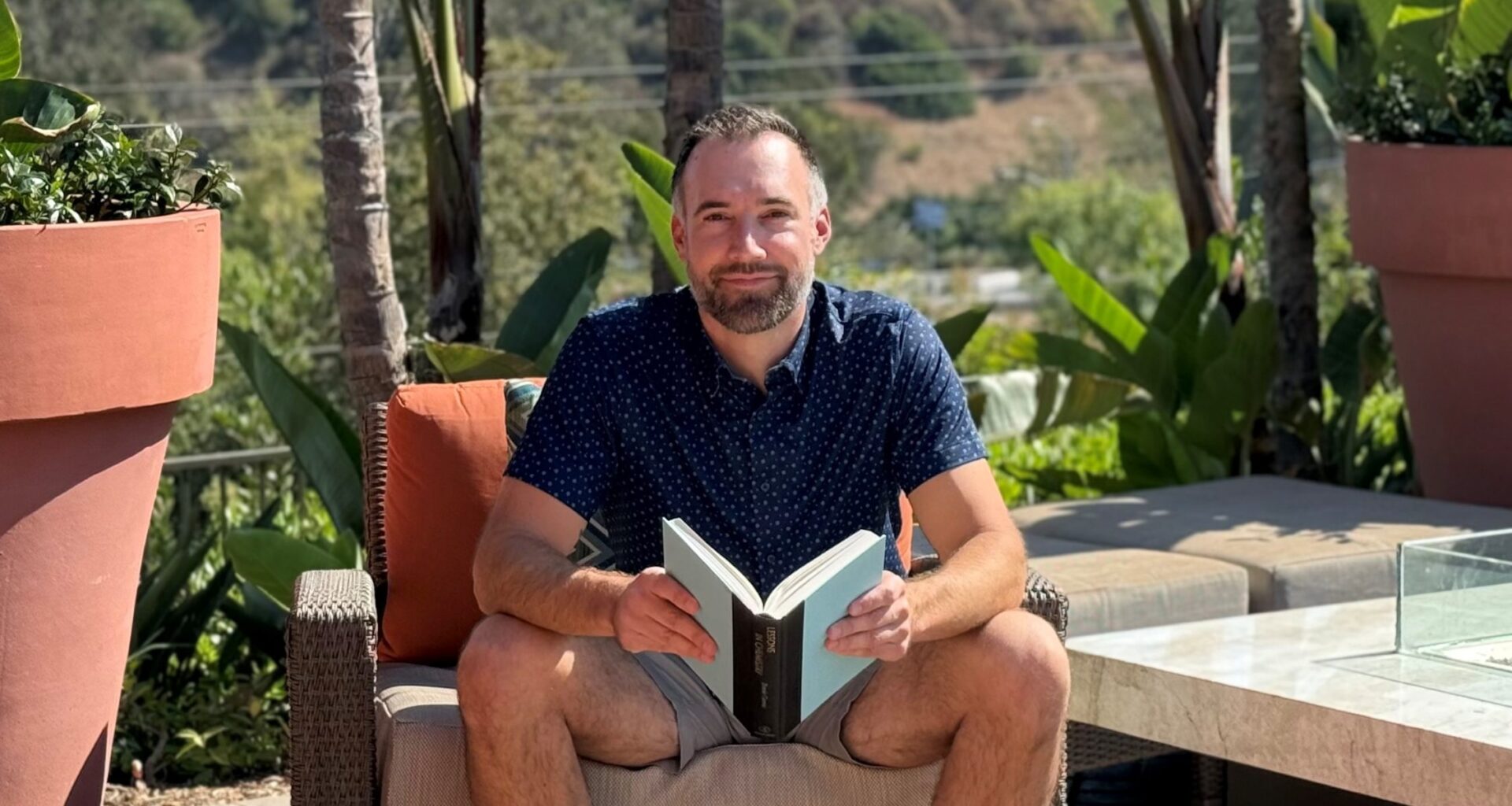 Arenz’s online bookstore gives back