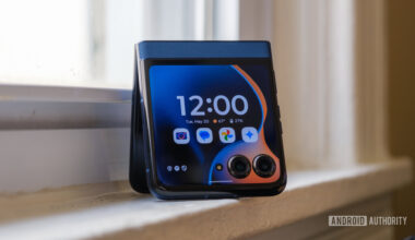Motorola Razr 2025 cover screen