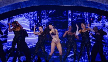Dua Lipa Duets With Chaka Khan, Covers Earth, Wind & Fire in Chicago