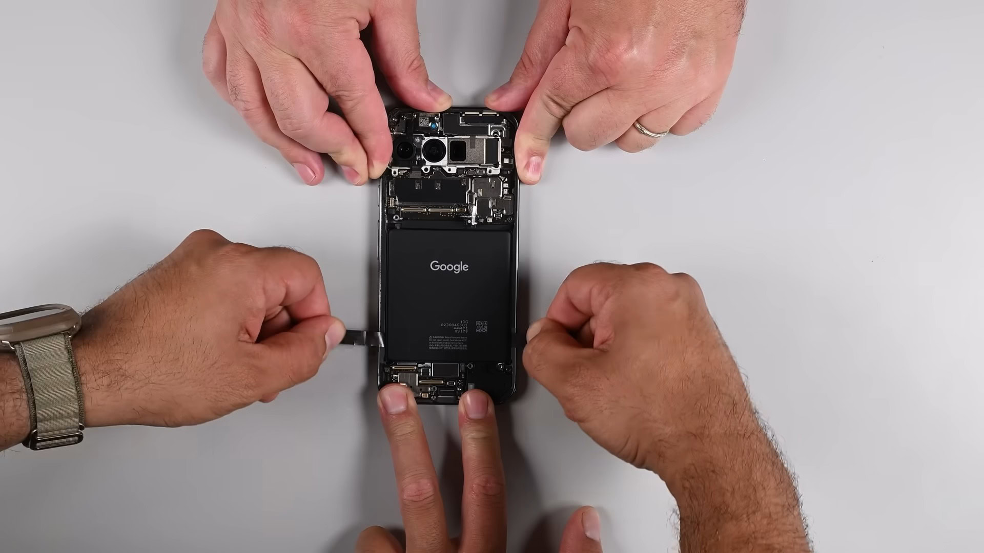 Pixel 9 Pro XL iFixit Teardown Battery removal (1)