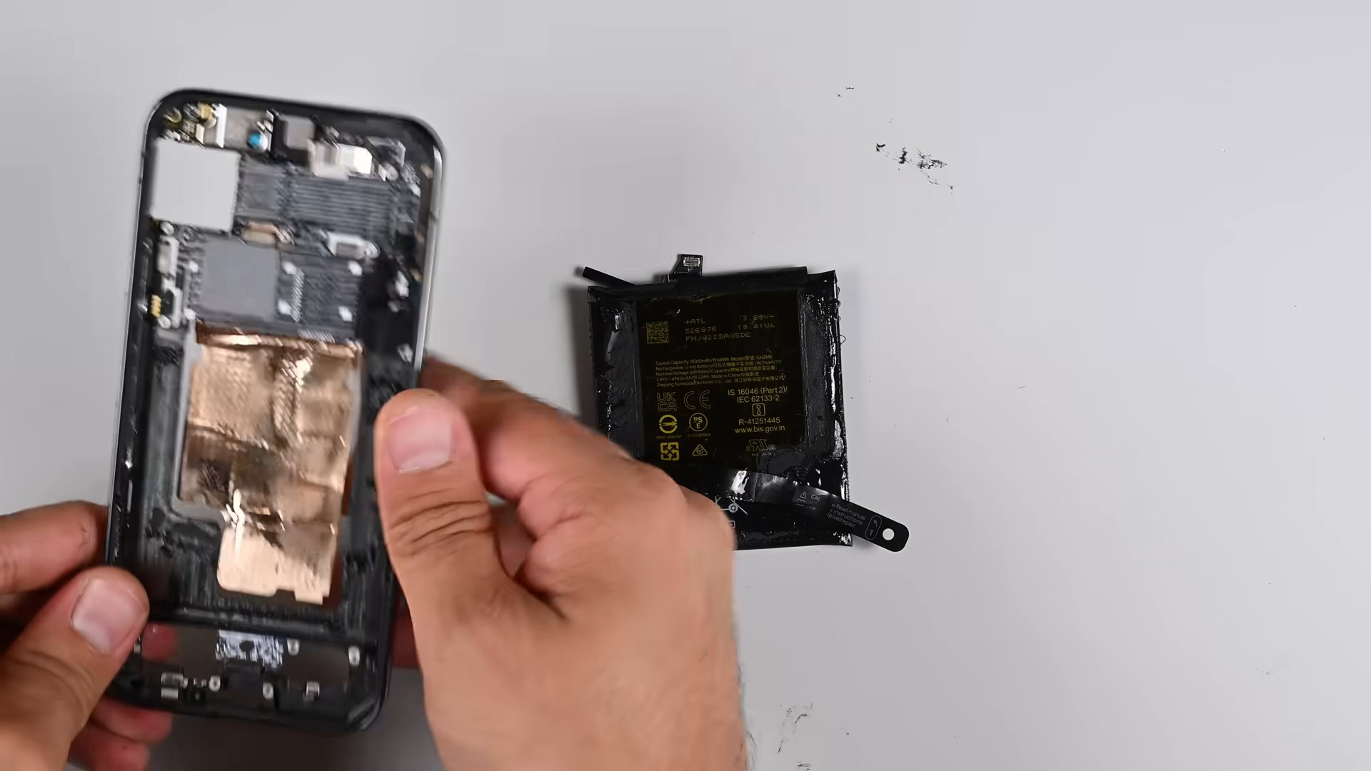Pixel 9 Pro XL iFixit Teardown Battery removal (5)