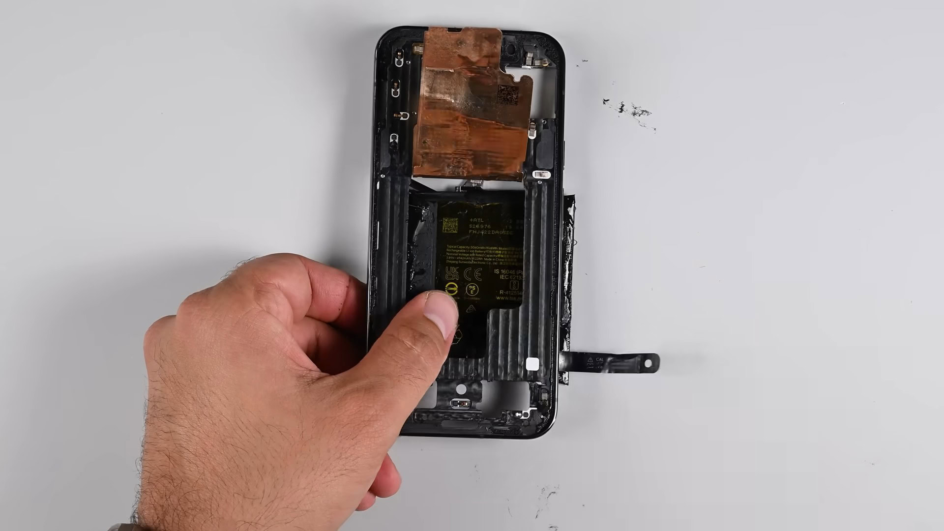 Pixel 9 Pro XL iFixit Teardown Battery removal (6)